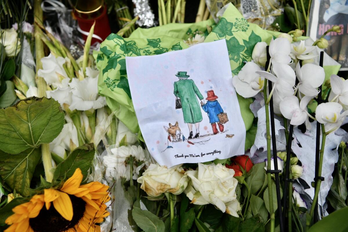  Blumenniederlegung zur Trauerfeier vor der britischen Botschaft für die verstorbene Queen Elizabeth II. 