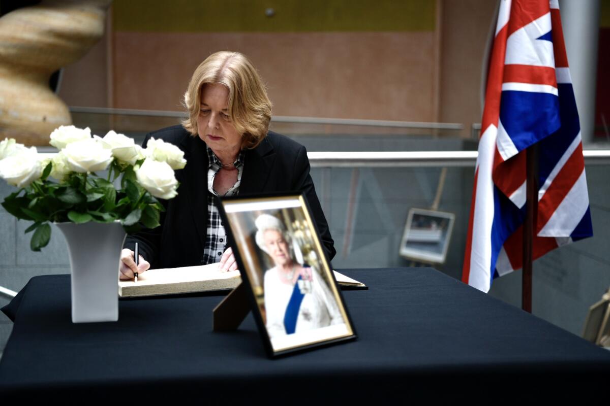 Bas, Bärbel Bundestagspräsidentin Bärbel Bas, SPD während der Eintragung in das Kondolenzbuch der Queen Elizabeth II. in der britischen Botschaft
