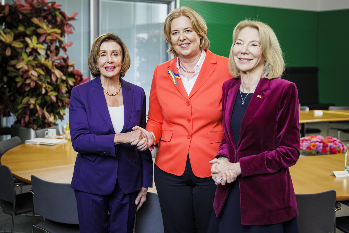 Vom 15. bis 17. September 2022 treffen sich auf Einladung der Bundestagspräsidentin Bärbel Bas die Präsidentinnen und Präsidenten der Parlamente der G7-Staaten und des Europäischen Parlaments in Berlin. Hier (vlnr) Nancy Pelosi, Präsidentin des Repräsentantenhauses der Vereinigten Staaten von Amerika (Speaker of the United States House of Representatives), Bundestagspräsidentin Bärbel Bas, SPD, MdB, und die Botschafterin der Vereinigten Staaten von Amerika, Amy Gutmann, vor Beginn des bilateralen Gesprächs. Bas, Bärbel Vom 15. bis 17. September 2022 treffen sich auf Einladung der Bundestagspräsidentin Bärbel Bas die Präsidentinnen und Präsidenten der Parlamente der G7-Staaten und des Europäischen Parlaments in Berlin. Hier (vlnr) Nancy Pelosi, Präsidentin des Repräsentantenhauses der Vereinigten Staaten von Amerika (Speaker of the United States House of Representatives), Bundestagspräsidentin Bärbel Bas, SPD, MdB, und die Botschafterin der Vereinigten Staaten von Amerika, Amy Gutmann, vor Beginn des bilateralen Gesprächs.