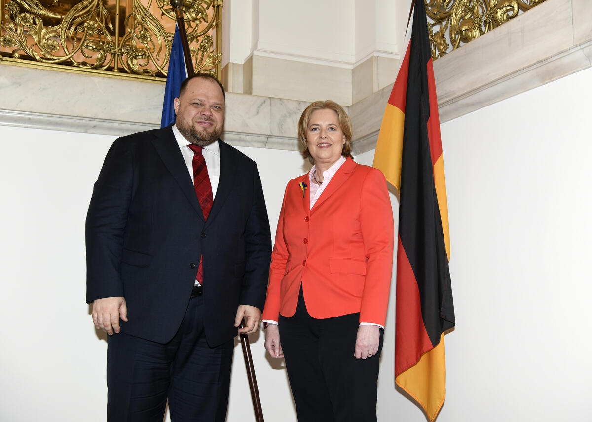 Vom 15. bis 17. September 2022 treffen sich auf Einladung der Bundestagspräsidentin Bärbel Bas die Präsidentinnen und Präsidenten der Parlamente der G7-Staaten und des Europäischen Parlaments in Berlin. Hier Bundestagspräsidentin Bärbel Bas (r), SPD, MdB, mit dem Präsidenten der ukrainischen Werchowna Rada, Ruslan Stefantschuk (l), der als Gast der Konferenz eingeladen wurde. Vom 15. bis 17. September 2022 treffen sich auf Einladung der Bundestagspräsidentin Bärbel Bas die Präsidentinnen und Präsidenten der Parlamente der G7-Staaten und des Europäischen Parlaments in Berlin. Hier Bundestagspräsidentin Bärbel Bas (r), SPD, MdB, mit dem Präsidenten der ukrainischen Werchowna Rada, Ruslan Stefantschuk (l), der als Gast der Konferenz eingeladen wurde.