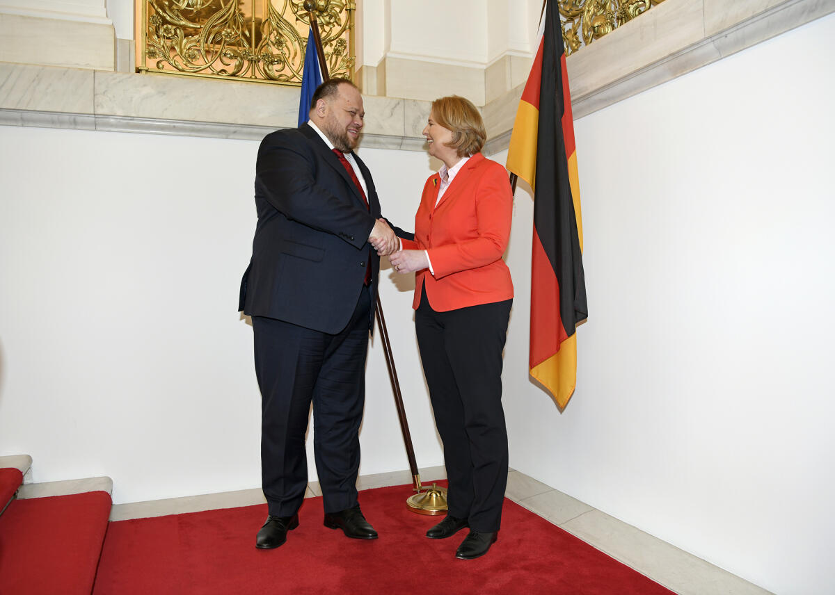 Vom 15. bis 17. September 2022 treffen sich auf Einladung der Bundestagspräsidentin Bärbel Bas die Präsidentinnen und Präsidenten der Parlamente der G7-Staaten und des Europäischen Parlaments in Berlin. Hier Bundestagspräsidentin Bärbel Bas (r), SPD, MdB, mit dem Präsidenten der ukrainischen Werchowna Rada, Ruslan Stefantschuk (l), der als Gast der Konferenz eingeladen wurde.
