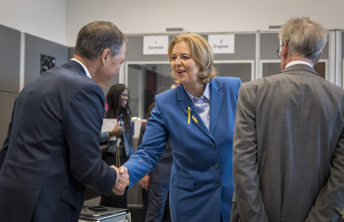 Bas, Bärbel; Rota, Anthony Vom 15. bis 17. September 2022 treffen sich auf Einladung der Bundestagspräsidentin Bärbel Bas die Präsidentinnen und Präsidenten der Parlamente der G7-Staaten und des Europäischen Parlaments in Berlin. Hier Anthony Rota (l), Präsident des House of Commons von Kanada, und  Bundestagspräsidentin Bärbel Bas (m), SPD, MdB, im Gespräch vor dem Auftakt der Konferenz.