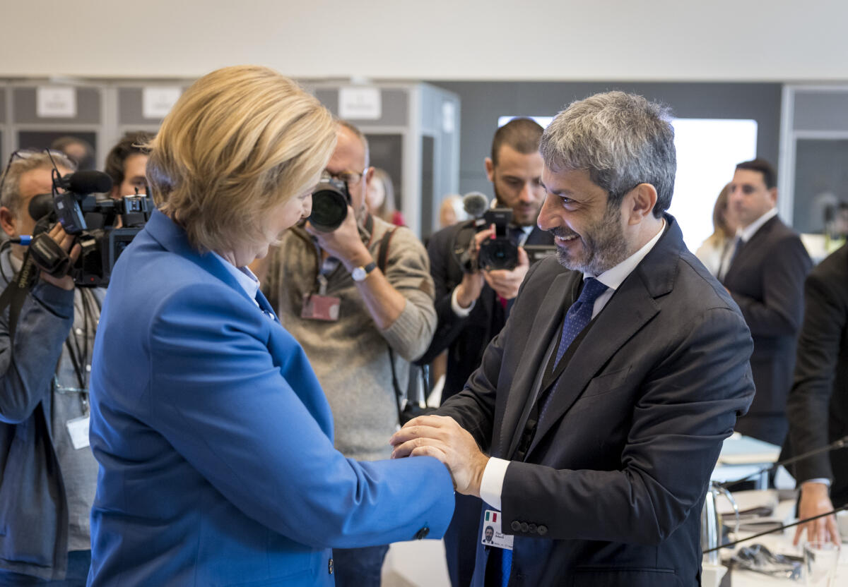Bas, Bärbel; Fico, Roberto Vom 15. bis 17. September 2022 treffen sich auf Einladung der Bundestagspräsidentin Bärbel Bas die Präsidentinnen und Präsidenten der Parlamente der G7-Staaten und des Europäischen Parlaments in Berlin. Hier Roberto Fico (r), Präsident der Abgeordnetenkammer der Italienischen Republik, und Bundestagspräsidentin Bärbel Bas (l), SPD, MdB, im Gespräch vor dem Auftakt der Konferenz.
