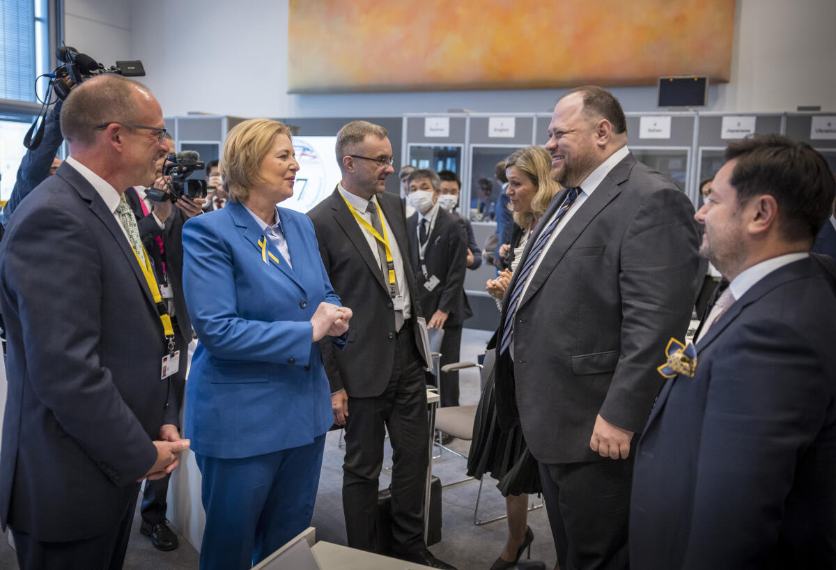 Vom 15. bis 17. September 2022 treffen sich auf Einladung der Bundestagspräsidentin Bärbel Bas die Präsidentinnen und Präsidenten der Parlamente der G7-Staaten und des Europäischen Parlaments in Berlin. Hier Bundestagspräsidentin Bärbel Bas (2vl), SPD, MdB, mit dem Präsidenten der ukrainischen Werchowna Rada, Ruslan Stefantschuk (2vr), der als Gast der Konferenz eingeladen wurde, vor dem Auftakt der Konferenz. Bas, Bärbel; Stefantschuk, Ruslan Vom 15. bis 17. September 2022 treffen sich auf Einladung der Bundestagspräsidentin Bärbel Bas die Präsidentinnen und Präsidenten der Parlamente der G7-Staaten und des Europäischen Parlaments in Berlin. Hier Bundestagspräsidentin Bärbel Bas (2vl), SPD, MdB, mit dem Präsidenten der ukrainischen Werchowna Rada, Ruslan Stefantschuk (2vr), der als Gast der Konferenz eingeladen wurde, vor dem Auftakt der Konferenz.