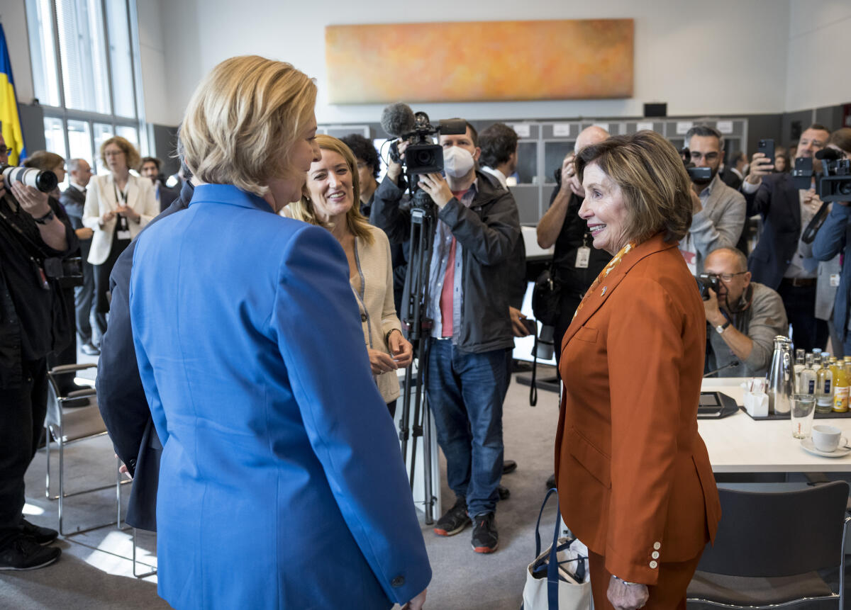 Pelosi, Nancy; Bas, Bärbel; Metsola, Roberta Vom 15. bis 17. September 2022 treffen sich auf Einladung der Bundestagspräsidentin Bärbel Bas die Präsidentinnen und Präsidenten der Parlamente der G7-Staaten und des Europäischen Parlaments in Berlin. Hier Bundestagspräsidentin Bärbel Bas (vorne links), SPD, MdB, Roberta Metsola (m), Präsidentin des Europäischen Parlaments, und Nancy Pelosi (vorne rechts), Sprecherin des US-Repräsentantenhauses (Speaker of the United States House of Representatives) im Gespräch vor dem Auftakt der Konferenz.