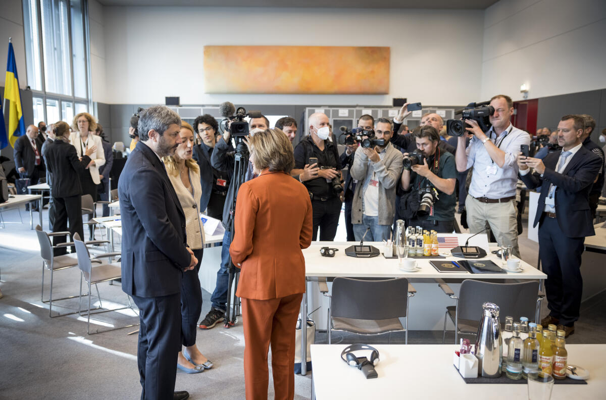 Pelosi, Nancy; Fico, Roberto; Metsola, Roberta Vom 15. bis 17. September 2022 treffen sich auf Einladung der Bundestagspräsidentin Bärbel Bas die Präsidentinnen und Präsidenten der Parlamente der G7-Staaten und des Europäischen Parlaments in Berlin. Hier Roberto Fico (vorne links), Präsident der Abgeordnetenkammer der Italienischen Republik, Roberta Metsola (Mitte vorne), Präsidentin des Europäischen Parlaments, und Nancy Pelosi (vorne rechts), Sprecherin des US-Repräsentantenhauses (Speaker of the United States House of Representatives) im Gespräch vor dem Auftakt der Konferenz.