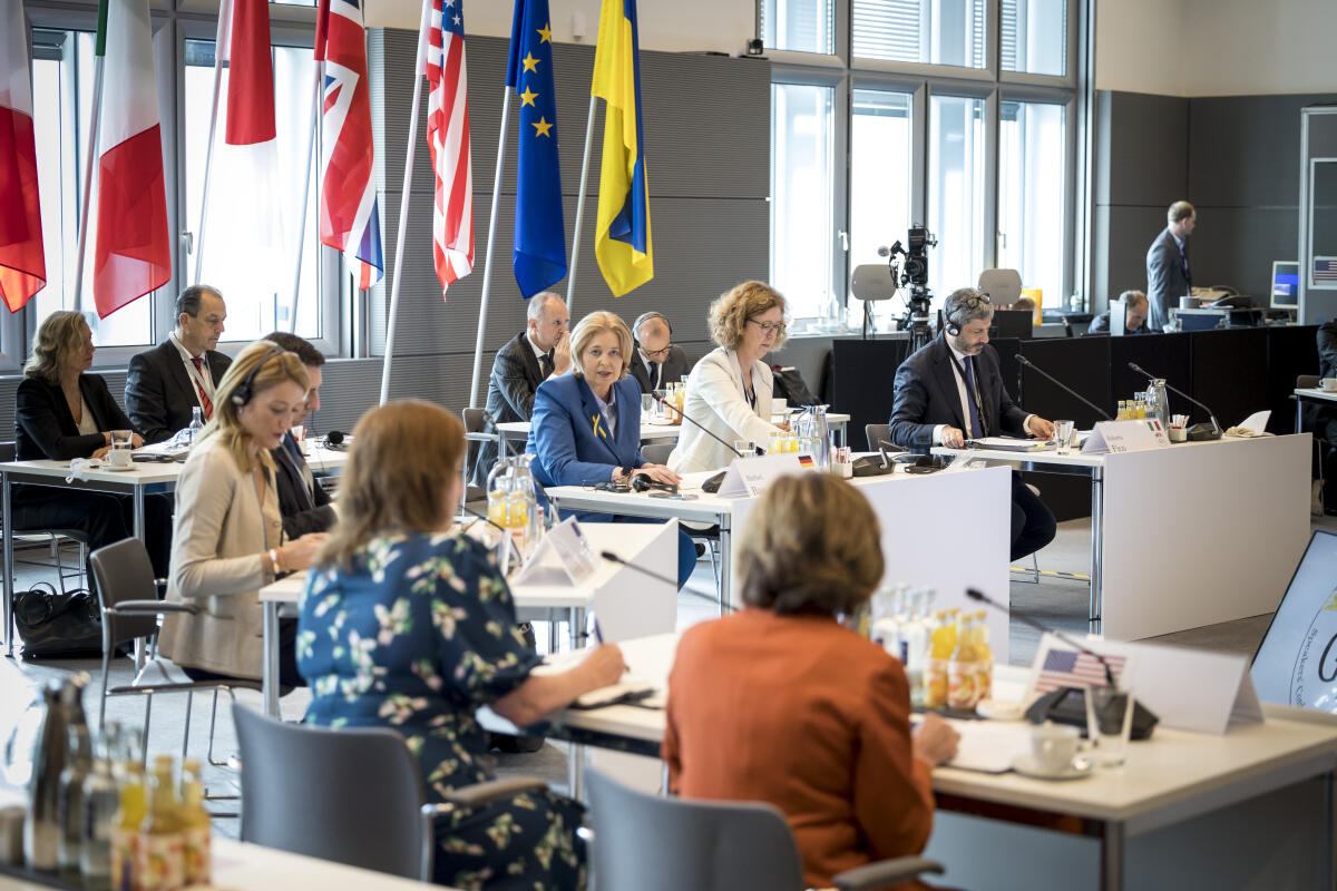  Vom 15. bis 17. September 2022 treffen sich auf Einladung der Bundestagspräsidentin Bärbel Bas die Präsidentinnen und Präsidenten der Parlamente der G7-Staaten und des Europäischen Parlaments in Berlin. Blick in den Saal beim Auftakt der Konferenz.