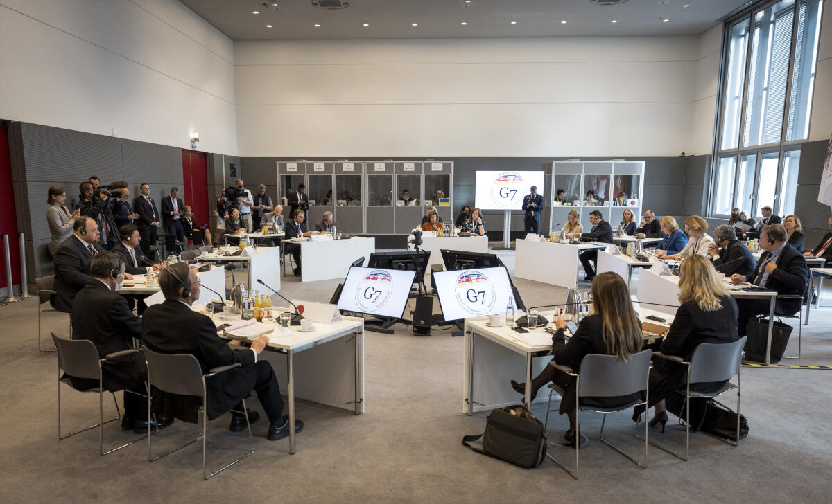  Vom 15. bis 17. September 2022 treffen sich auf Einladung der Bundestagspräsidentin Bärbel Bas die Präsidentinnen und Präsidenten der Parlamente der G7-Staaten und des Europäischen Parlaments in Berlin. Blick in den Saal beim Auftakt der Konferenz.