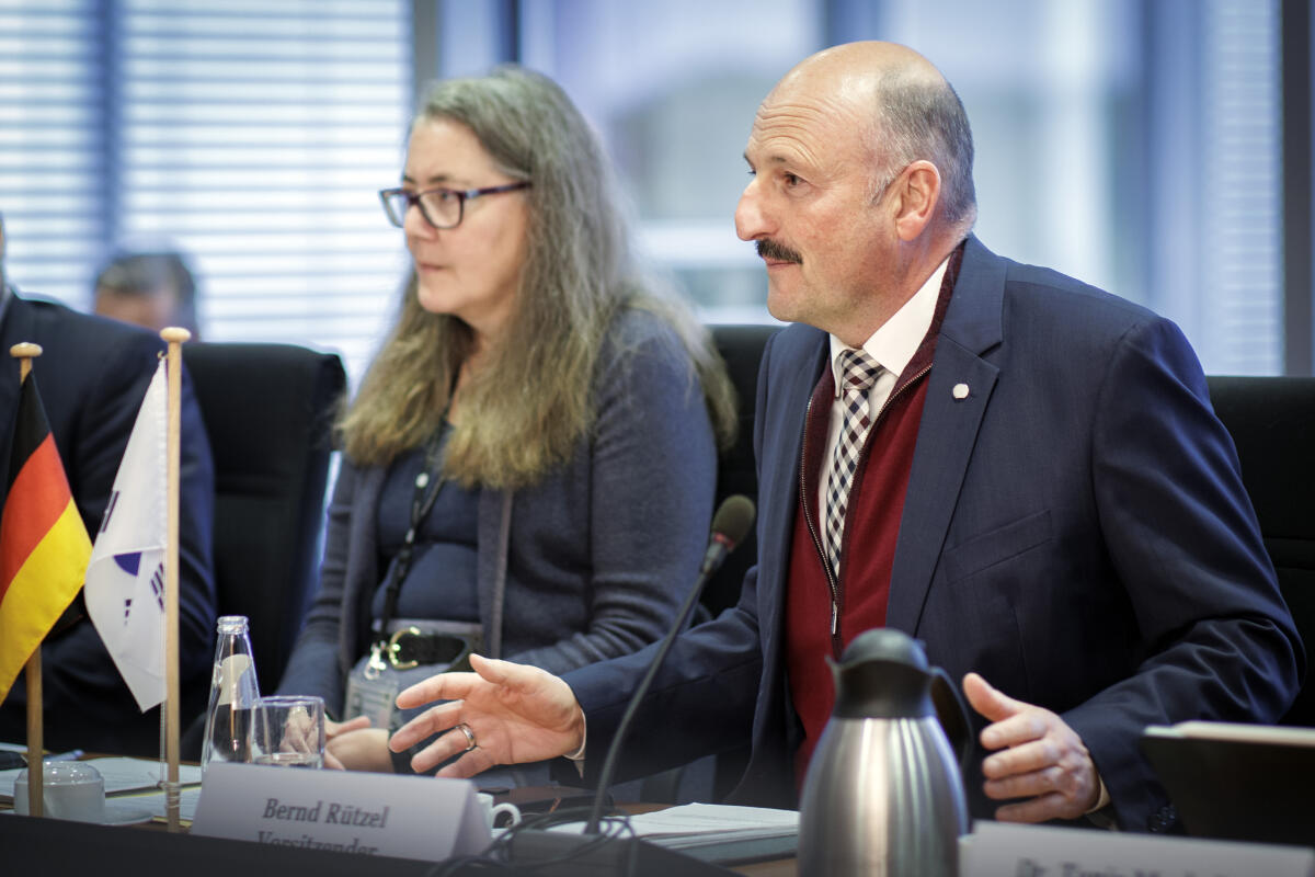 Rützel, Bernd Eine Delegation der südkoreanischen Nationalversammlung zu Gast im Ausschuss für Arbeit und Soziales unter Leitung des Vorsitzenden Bernd Rützel (r), SPD, MdB.