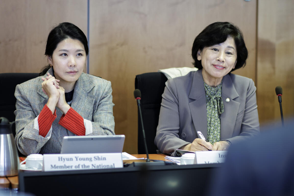  Eine Delegation der südkoreanischen Nationalversammlung zu Gast im Ausschuss für Arbeit und Soziales. Hier im Bild die Abgeordneten Hyun Young Shin (l) und Insoon Nam (r).