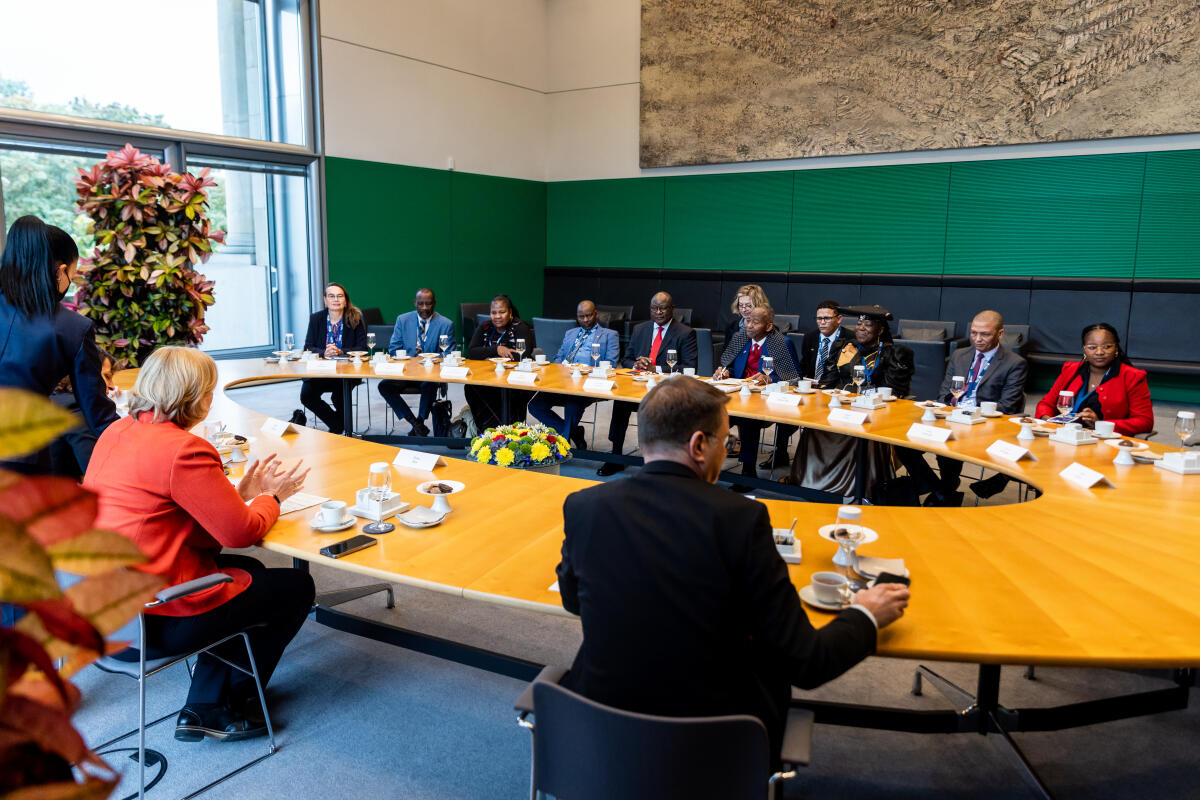  Bundestagspräsidentin Bärbel Bas, SPD, MdB empfängt den Parlamentspräsidenten von Namibia, Prof. Peter Hitjitevi Katjavivi, zu einem Gespräch. Blick in den Saal.
