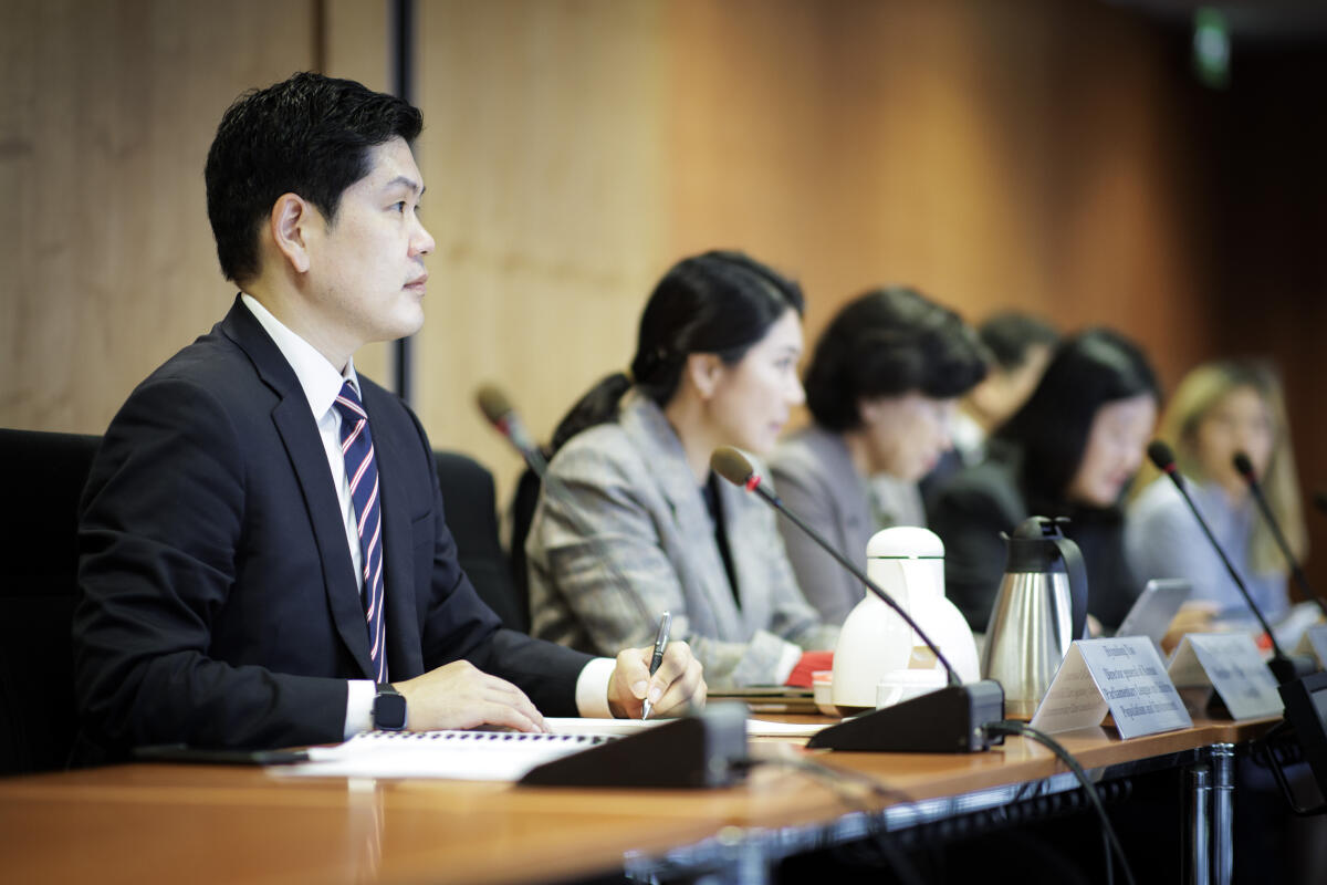  Eine Delegation der südkoreanischen Nationalversammlung zu Gast im Ausschuss für Arbeit und Soziales. Hier im Bild Hyundong Yoo.
