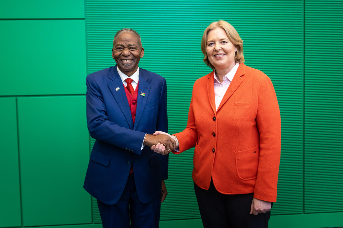 Bas, Bärbel Bundestagspräsidentin Bärbel Bas (r), SPD, MdB empfängt den Parlamentspräsidenten von Namibia, Prof. Peter Hitjitevi Katjavivi (l), zu einem Gespräch.