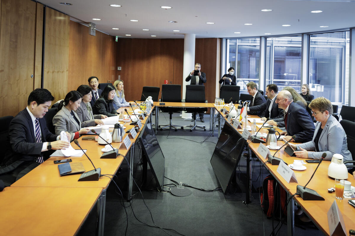  Eine Delegation der südkoreanischen Nationalversammlung zu Gast im Ausschuss für Arbeit und Soziales. Blick in den Saal.