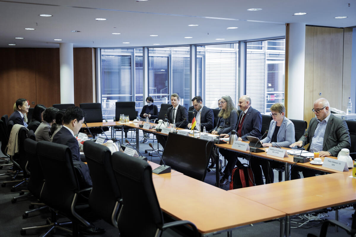  Eine Delegation der südkoreanischen Nationalversammlung zu Gast im Ausschuss für Arbeit und Soziales. Blick in den Saal.