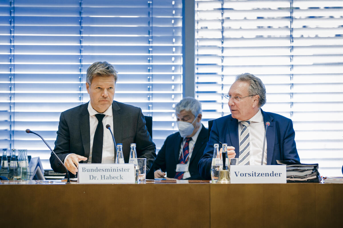 Bundesminister für Wirtschaft und Klimaschutz Dr. Robert Habeck (l), Bündnis 90/Die Grünen, MdB, zu Gast im Ausschuss für Klimaschutz und Energie unter Leitung des Vorsitzenden Klaus Ernst (r), Die Linke., MdB. Habeck, Robert; Ernst, Klaus Bundesminister für Wirtschaft und Klimaschutz Dr. Robert Habeck (l), Bündnis 90/Die Grünen, MdB, zu Gast im Ausschuss für Klimaschutz und Energie unter Leitung des Vorsitzenden Klaus Ernst (r), Die Linke., MdB.