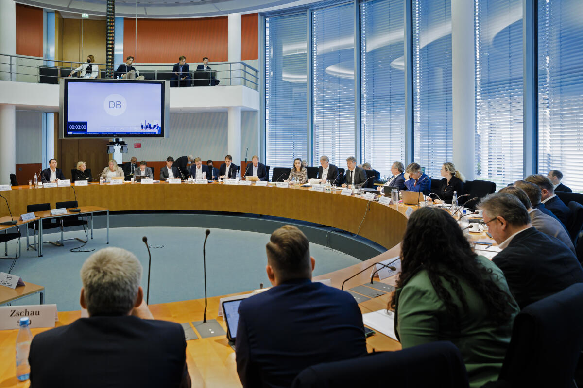 Bundesminister für Wirtschaft und Klimaschutz Dr. Robert Habeck, Bündnis 90/Die Grünen, MdB, zu Gast im Ausschuss für Klimaschutz und Energie. Blick in den Saal. Bundesminister für Wirtschaft und Klimaschutz Dr. Robert Habeck, Bündnis 90/Die Grünen, MdB, zu Gast im Ausschuss für Klimaschutz und Energie. Blick in den Saal.