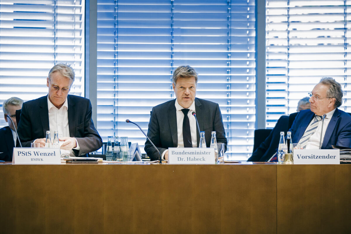 Bundesminister für Wirtschaft und Klimaschutz Dr. Robert Habeck (m), Bündnis 90/Die Grünen, MdB, zu Gast im Ausschuss für Klimaschutz und Energie. Hier dem Vorsitzenden Klaus Ernst (r), Die Linke., MdB, und dem Parlamentarischen Staatssekretär im Bundesministerium für Wirtschaft und Klimaschutz Stefan Wenzel (l), Bündnis 90/Die Grünen, MdB. Habeck, Robert; Ernst, Klaus; Wenzel, Stefan Bundesminister für Wirtschaft und Klimaschutz Dr. Robert Habeck (m), Bündnis 90/Die Grünen, MdB, zu Gast im Ausschuss für Klimaschutz und Energie. Hier dem Vorsitzenden Klaus Ernst (r), Die Linke., MdB, und dem Parlamentarischen Staatssekretär im Bundesministerium für Wirtschaft und Klimaschutz Stefan Wenzel (l), Bündnis 90/Die Grünen, MdB.