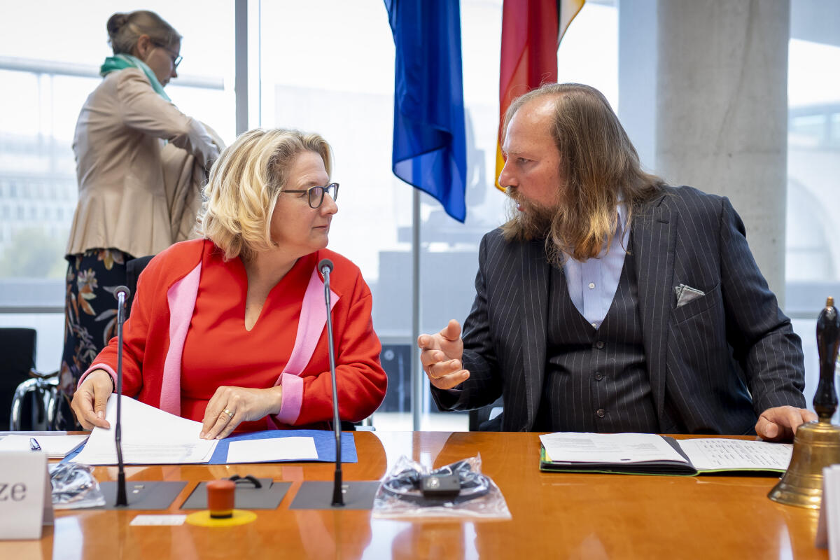 Bundesministerin für wirtschaftliche Zusammenarbeit und Entwicklung Svenja Schulze (l), SPD, MdB, zu Gast im Ausschuss für die Angelegenheiten der Europäischen Union unter Leitung des Vorsitzenden Dr. Anton Hofreiter (r), Bündnis 90/Die Grünen, MdB. Schulze, Svenja; Hofreiter, Anton Bundesministerin für wirtschaftliche Zusammenarbeit und Entwicklung Svenja Schulze (l), SPD, MdB, zu Gast im Ausschuss für die Angelegenheiten der Europäischen Union unter Leitung des Vorsitzenden Dr. Anton Hofreiter (r), Bündnis 90/Die Grünen, MdB.