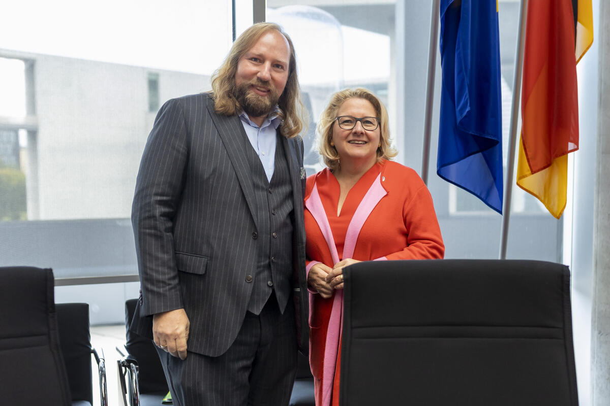 Bundesministerin für wirtschaftliche Zusammenarbeit und Entwicklung Svenja Schulze (r), SPD, MdB, zu Gast im Ausschuss für die Angelegenheiten der Europäischen Union unter Leitung des Vorsitzenden Dr. Anton Hofreiter (l), Bündnis 90/Die Grünen, MdB. Schulze, Svenja; Hofreiter, Anton Bundesministerin für wirtschaftliche Zusammenarbeit und Entwicklung Svenja Schulze (r), SPD, MdB, zu Gast im Ausschuss für die Angelegenheiten der Europäischen Union unter Leitung des Vorsitzenden Dr. Anton Hofreiter (l), Bündnis 90/Die Grünen, MdB.