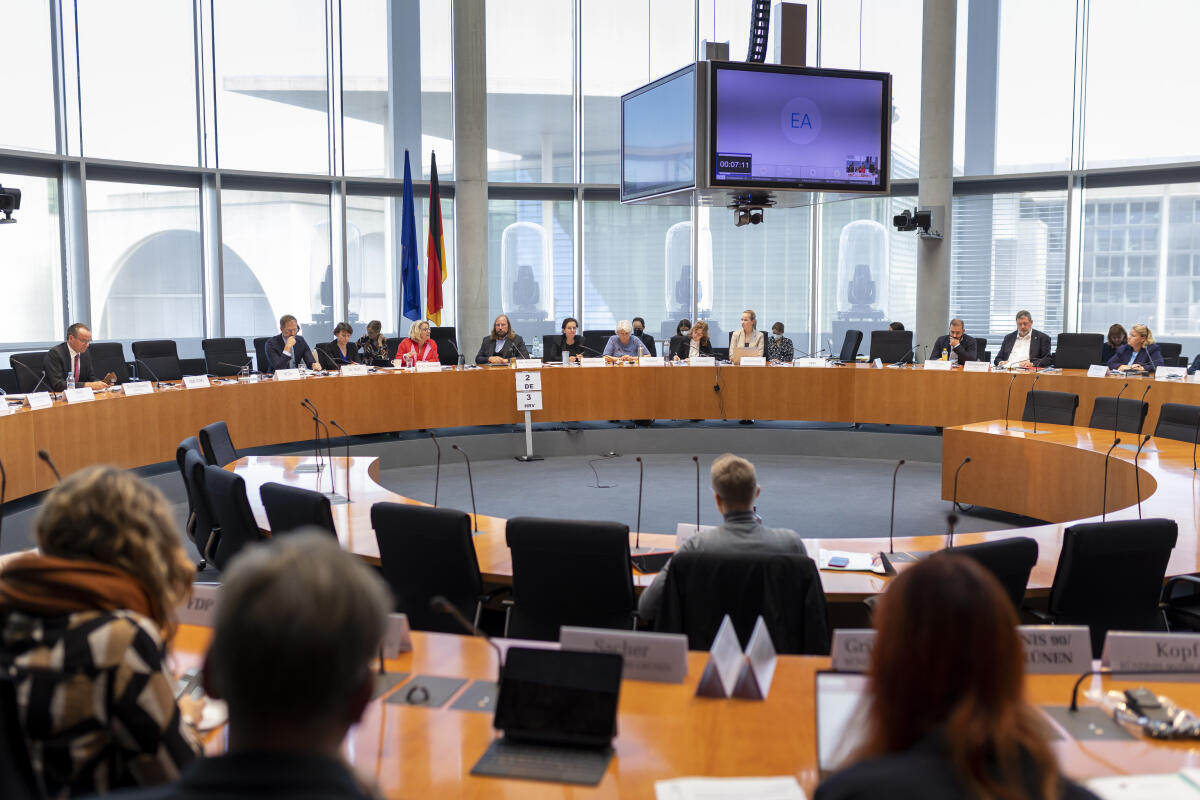  Bundesministerin für wirtschaftliche Zusammenarbeit und Entwicklung Svenja Schulze, SPD, MdB, zu Gast im Ausschuss für die Angelegenheiten der Europäischen Union. Blick in den Saal.