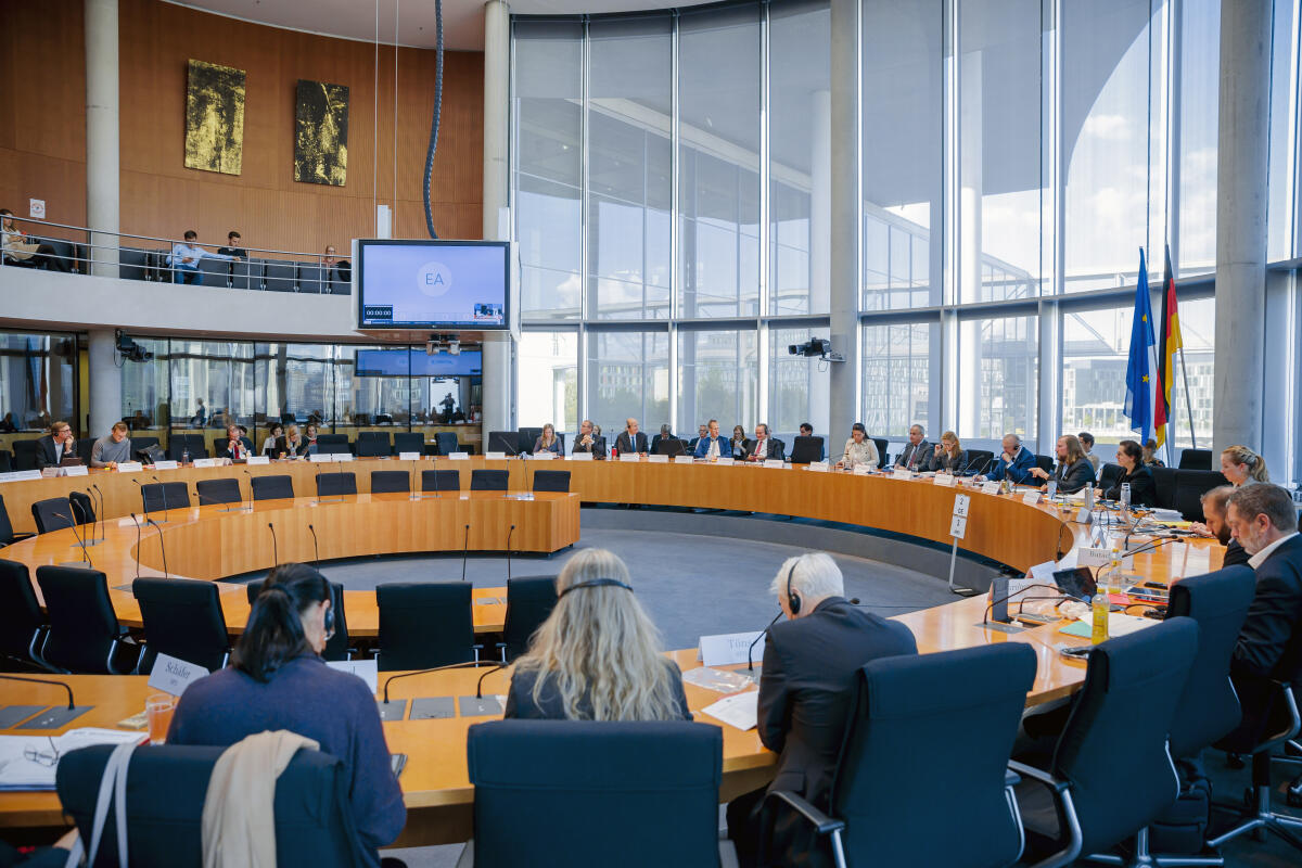 Innenminister und stellvertretender Ministerpräsident der Republik Kroatien, Dr. Davor Božinović, zu Gast im Ausschuss für die Angelegenheiten der Europäischen Union. Blick in den Saal. Innenminister und stellvertretender Ministerpräsident der Republik Kroatien, Dr. Davor Božinović, zu Gast im Ausschuss für die Angelegenheiten der Europäischen Union. Blick in den Saal.