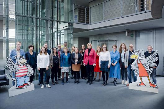 Bas, Bärbel; Lahrkamp, Sarah; Reichinnek, Heidi; Fester, Emilia Paul-Löbe-Haus, Innenansicht