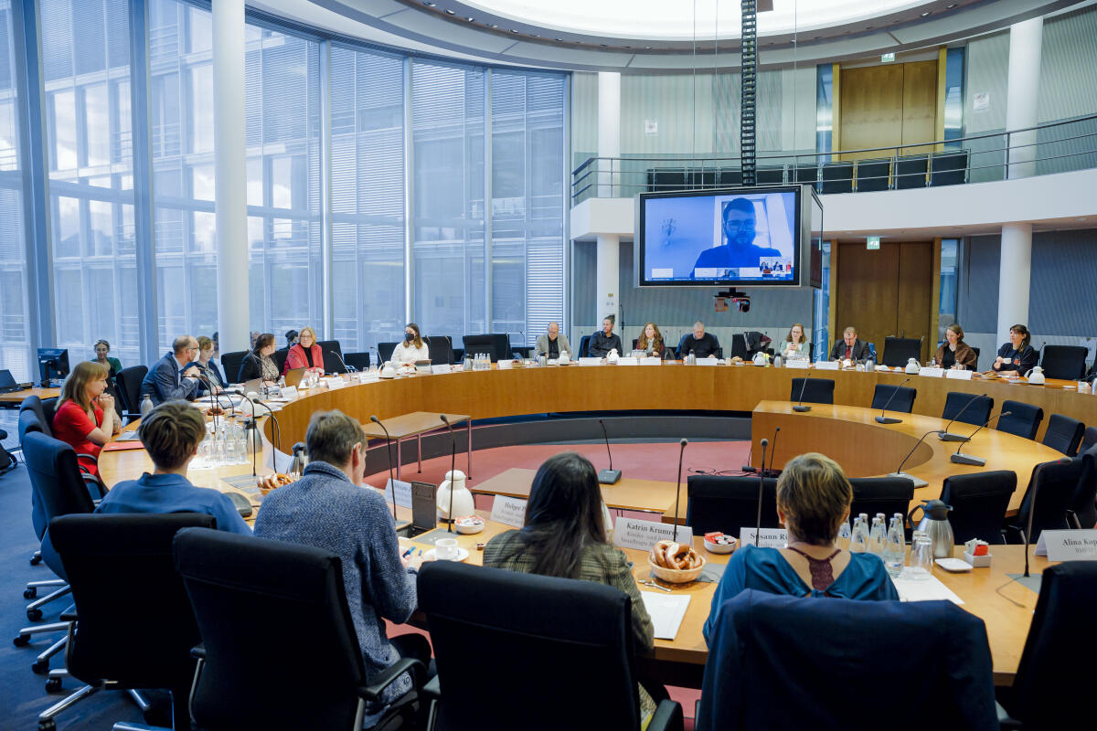  Bundestagspräsidentin Bärbel Bas, SPD, MdB, beim Vernetzungstreffen der Kinderkommission des Deutschen Bundestages mit den Kinderkommissionen und Kinderbeauftragten der Länder. Blick in den Saal.