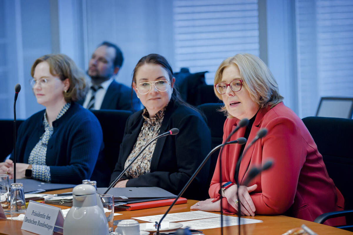 Bas, Bärbel; Lahrkamp, Sarah Bundestagspräsidentin Bärbel Bas (r), SPD, MdB, bei einer Konferenz der Kinderkommissionen vom Bundestag und mit Delegierten aus den Bundesländern unter Leitung der Vorsitzenden Sarah Lahrkamp (m), SPD, MdB.