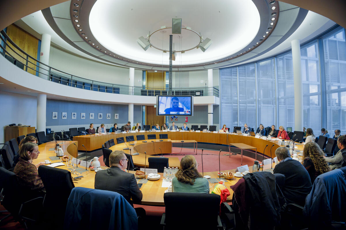  Bundestagspräsidentin Bärbel Bas, SPD, MdB, beim Vernetzungstreffen der Kinderkommission des Deutschen Bundestages mit den Kinderkommissionen und Kinderbeauftragten der Länder. Blick in den Saal.