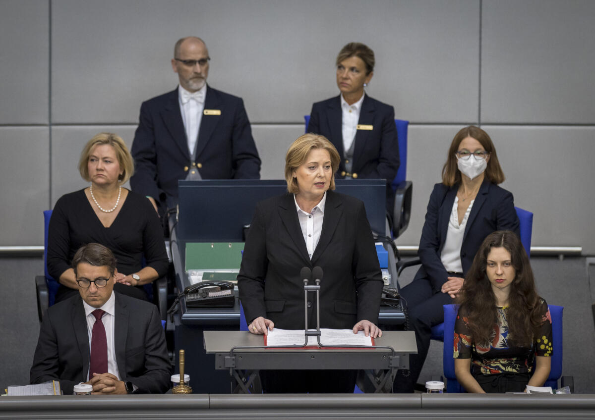 Bas, Bärbel Der Deutsche Bundestag hat sich am Freitag, 9. September 2022, in Gedenken an Elizabeth II., Königin des Vereinigten Königreichs Großbritannien und Nordirland, zu einer Schweigeminute erhoben. Bundestagspräsidentin Bärbel Bas würdigte Elizabeth II. als „Monarchin des Jahrhunderts“. 
