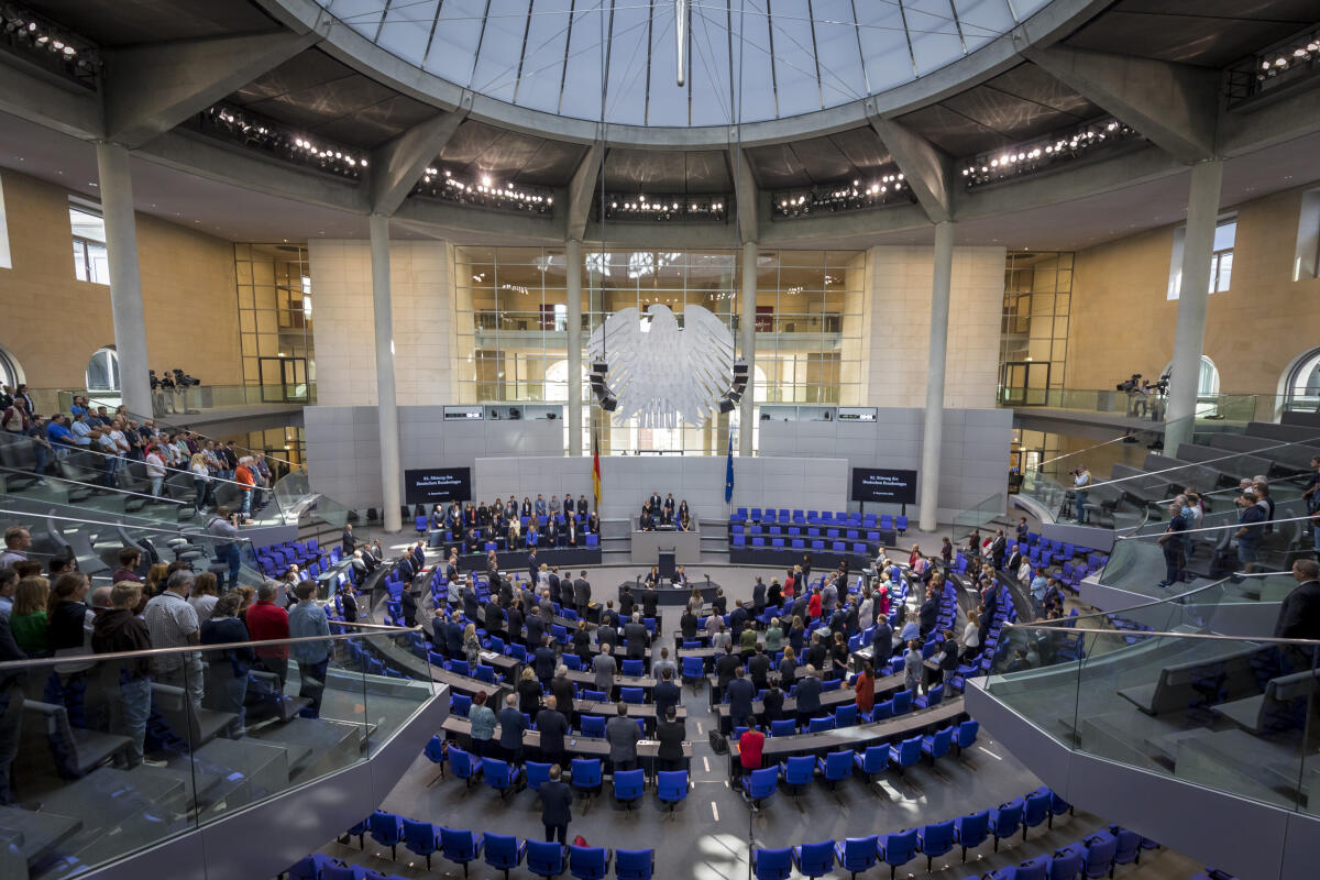  Der Deutsche Bundestag hat sich am Freitag, 9. September 2022, in Gedenken an Elizabeth II., Königin des Vereinigten Königreichs Großbritannien und Nordirland, zu einer Schweigeminute erhoben.