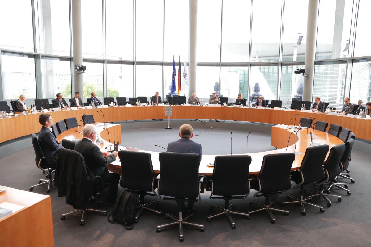  Der Unterausschuss Transatlantische Verteidigungs- und Sicherheitszusammenarbeit der Parlamentarischen Versammlung der NATO (NATO PV) zu Gast im Deutschen Bundestag. Blick in den Saal.