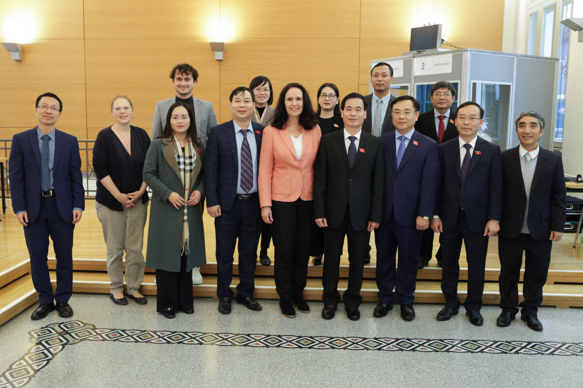 Winkelmeier-Becker, Elisabeth; Helling-Plahr, Katrin; Benner, Lukas Eine Delegation des Rechtsausschusses des Parlaments der Sozialistischen Republik Vietnam zu Gast im Rechtsauschuss. Gruppenfoto.