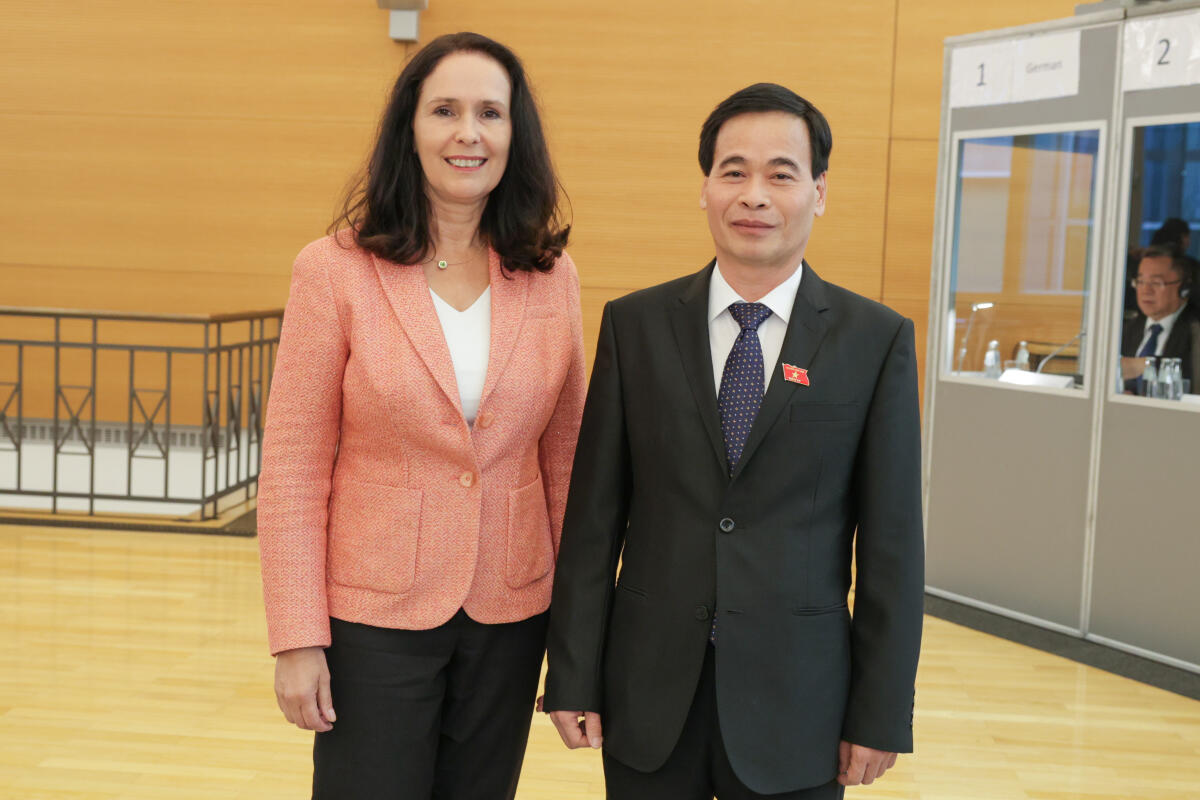 Winkelmeier-Becker, Elisabeth Eine Delegation des Rechtsausschusses des Parlaments der Sozialistischen Republik Vietnam unter Leitung von dessen stellvertretenden Vorsitzenden Nguyen Manh Cuong (r) zu Gast im Rechtsauschuss. Hier mit der Vorsitzenden Elisabeth Winkelmeier-Becker (l), CDU/CSU, MdB.