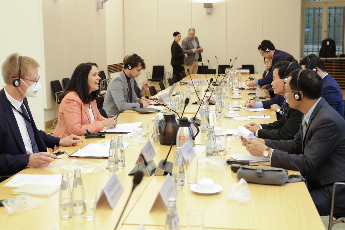  Eine Delegation des Rechtsausschusses des Parlaments der Sozialistischen Republik Vietnam zu Gast im Rechtsauschuss. Blick in den Saal.