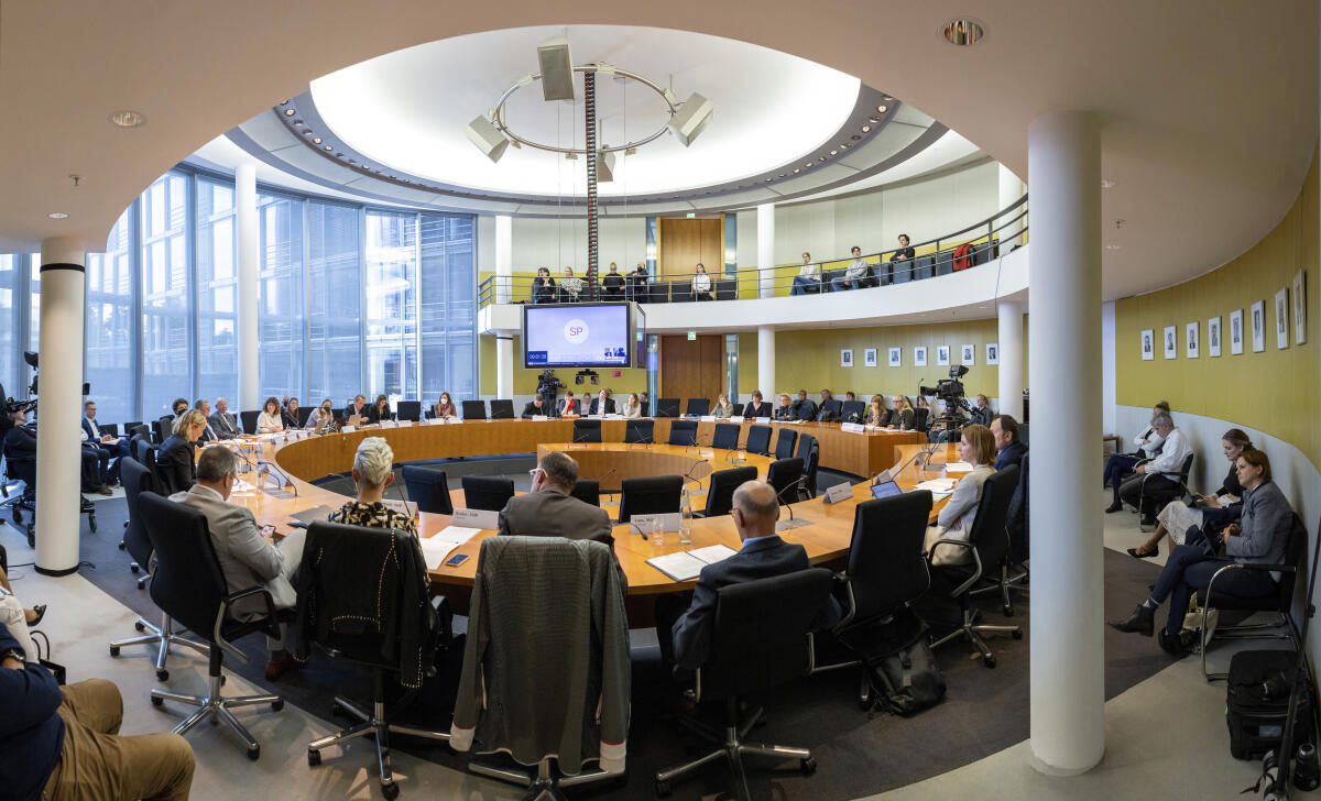  Öffentliche Sitzung des Petitionsausschusses im Sitzungssaal im Paul-Löbe-Haus. 