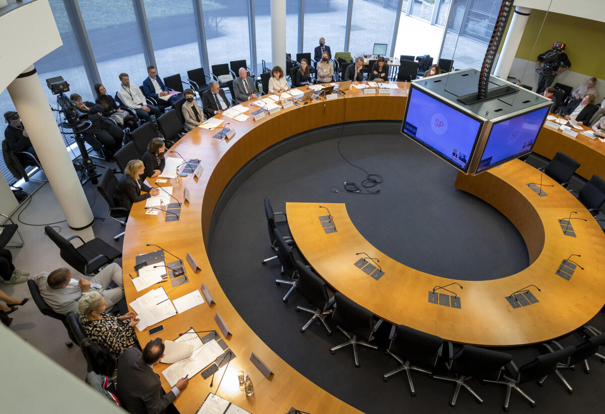 Öffentliche Sitzung des Petitionsausschusses im Sitzungssaal im Paul-Löbe-Haus. Öffentliche Sitzung des Petitionsausschusses im Sitzungssaal im Paul-Löbe-Haus.