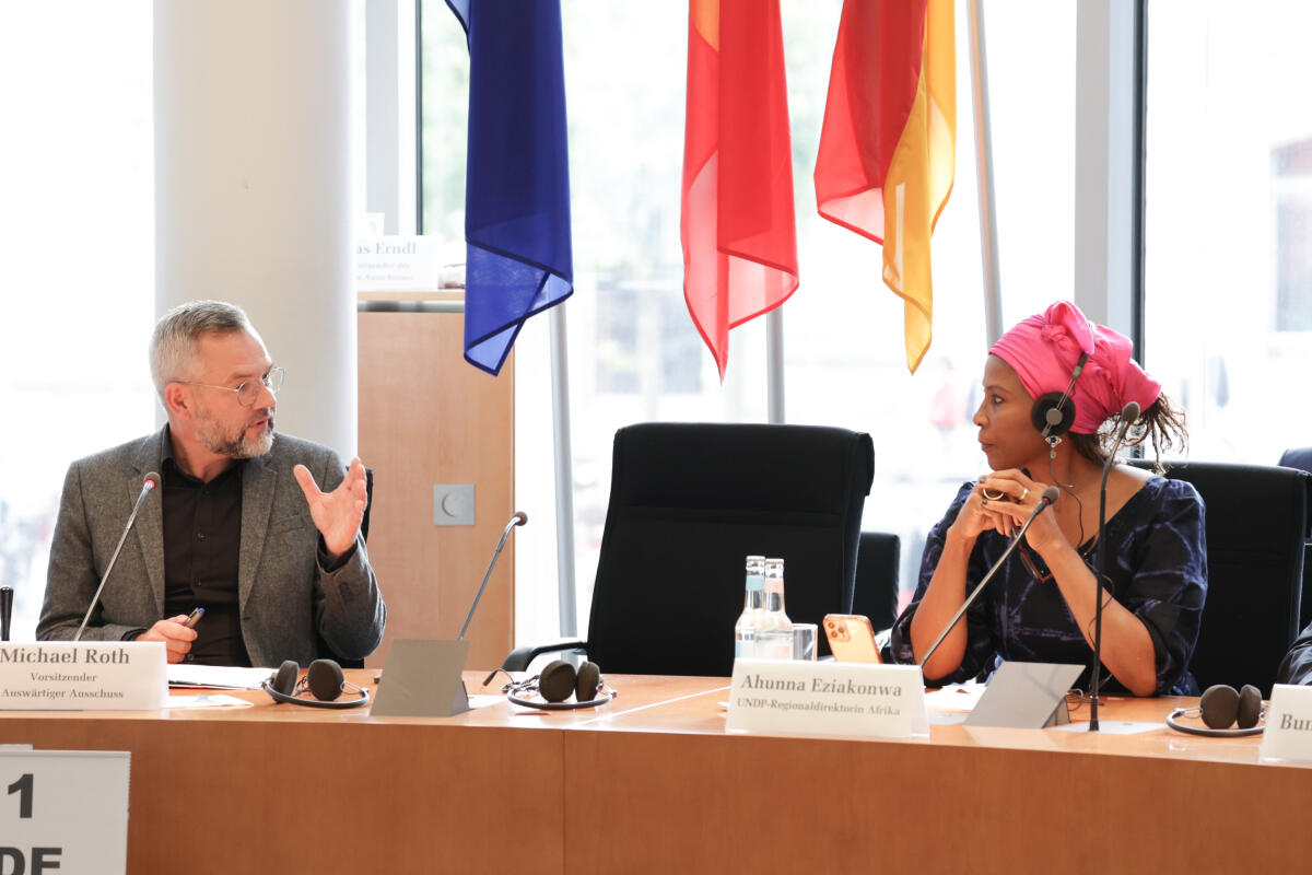 UNDP-Regionaldirektorin Afrika, Ahunna Eziakonwa (r), zu Gast im Auswärtigen Ausschuss unter Leitung des Vorsitzenden Michael Roth (l), SPD, MdB. Roth, Michael UNDP-Regionaldirektorin Afrika, Ahunna Eziakonwa (r), zu Gast im Auswärtigen Ausschuss unter Leitung des Vorsitzenden Michael Roth (l), SPD, MdB.