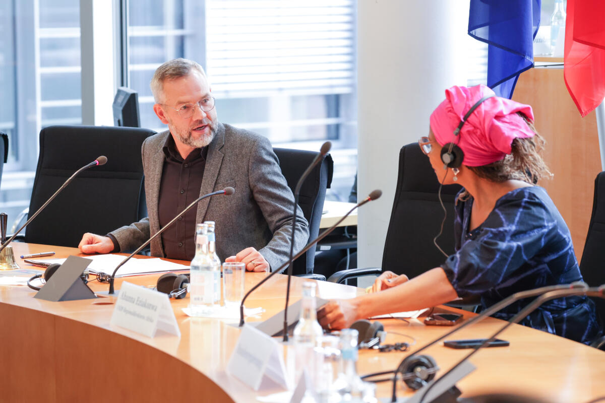 UNDP-Regionaldirektorin Afrika, Ahunna Eziakonwa, zu Gast im Auswärtigen Ausschuss unter Leitung des Vorsitzenden Michael Roth (l), SPD, MdB. Roth, Michael UNDP-Regionaldirektorin Afrika, Ahunna Eziakonwa, zu Gast im Auswärtigen Ausschuss unter Leitung des Vorsitzenden Michael Roth (l), SPD, MdB.