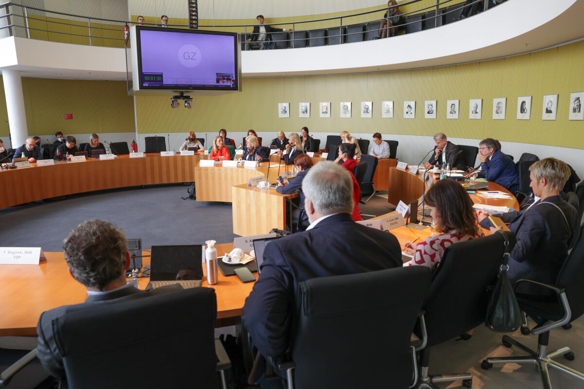 Die Präsidentin der Leibniz-Gemeinschaft, Prof. Dr. Martina Brockmeier, die Beauftragte im Bundesministerium für Bildung und Forschung für Soziale Innovationen, Zarah Bruhn, und die Direktorin des Alfred-Wegener-Instituts, Prof. Dr. Antje Boetius, zu Gast im Ausschuss für Bildung, Forschung und Technikfolgenabschätzung. Blick in den Saal. Die Präsidentin der Leibniz-Gemeinschaft, Prof. Dr. Martina Brockmeier, die Beauftragte im Bundesministerium für Bildung und Forschung für Soziale Innovationen, Zarah Bruhn, und die Direktorin des Alfred-Wegener-Instituts, Prof. Dr. Antje Boetius, zu Gast im Ausschuss für Bildung, Forschung und Technikfolgenabschätzung. Blick in den Saal.