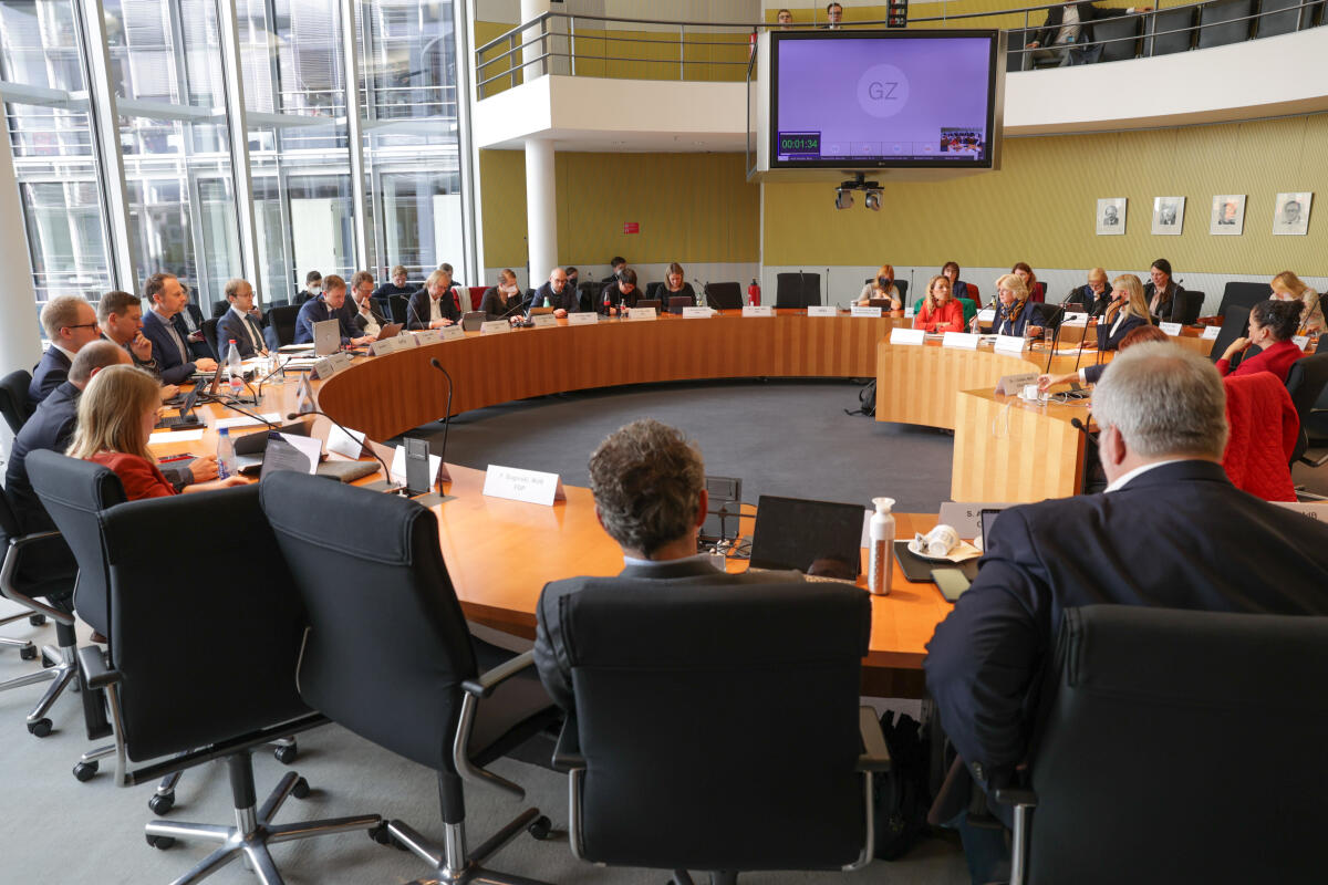 Die Präsidentin der Leibniz-Gemeinschaft, Prof. Dr. Martina Brockmeier, die Beauftragte im Bundesministerium für Bildung und Forschung für Soziale Innovationen, Zarah Bruhn, und die Direktorin des Alfred-Wegener-Instituts, Prof. Dr. Antje Boetius, zu Gast im Ausschuss für Bildung, Forschung und Technikfolgenabschätzung. Blick in den Saal. Die Präsidentin der Leibniz-Gemeinschaft, Prof. Dr. Martina Brockmeier, die Beauftragte im Bundesministerium für Bildung und Forschung für Soziale Innovationen, Zarah Bruhn, und die Direktorin des Alfred-Wegener-Instituts, Prof. Dr. Antje Boetius, zu Gast im Ausschuss für Bildung, Forschung und Technikfolgenabschätzung. Blick in den Saal.