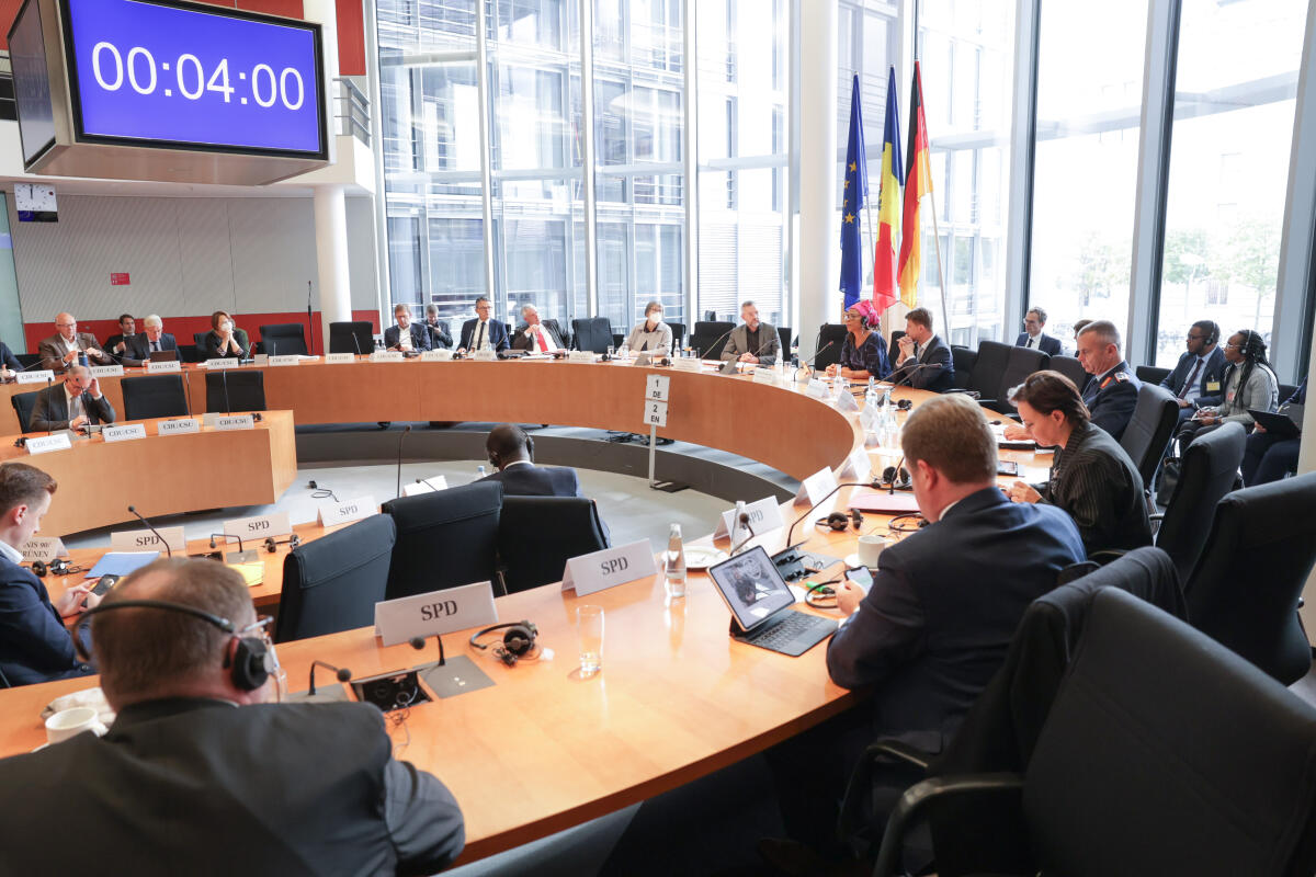 UNDP-Regionaldirektorin Afrika, Ahunna Eziakonwa, zu Gast im Auswärtigen Ausschuss. Blick in Saal. UNDP-Regionaldirektorin Afrika, Ahunna Eziakonwa, zu Gast im Auswärtigen Ausschuss. Blick in Saal.