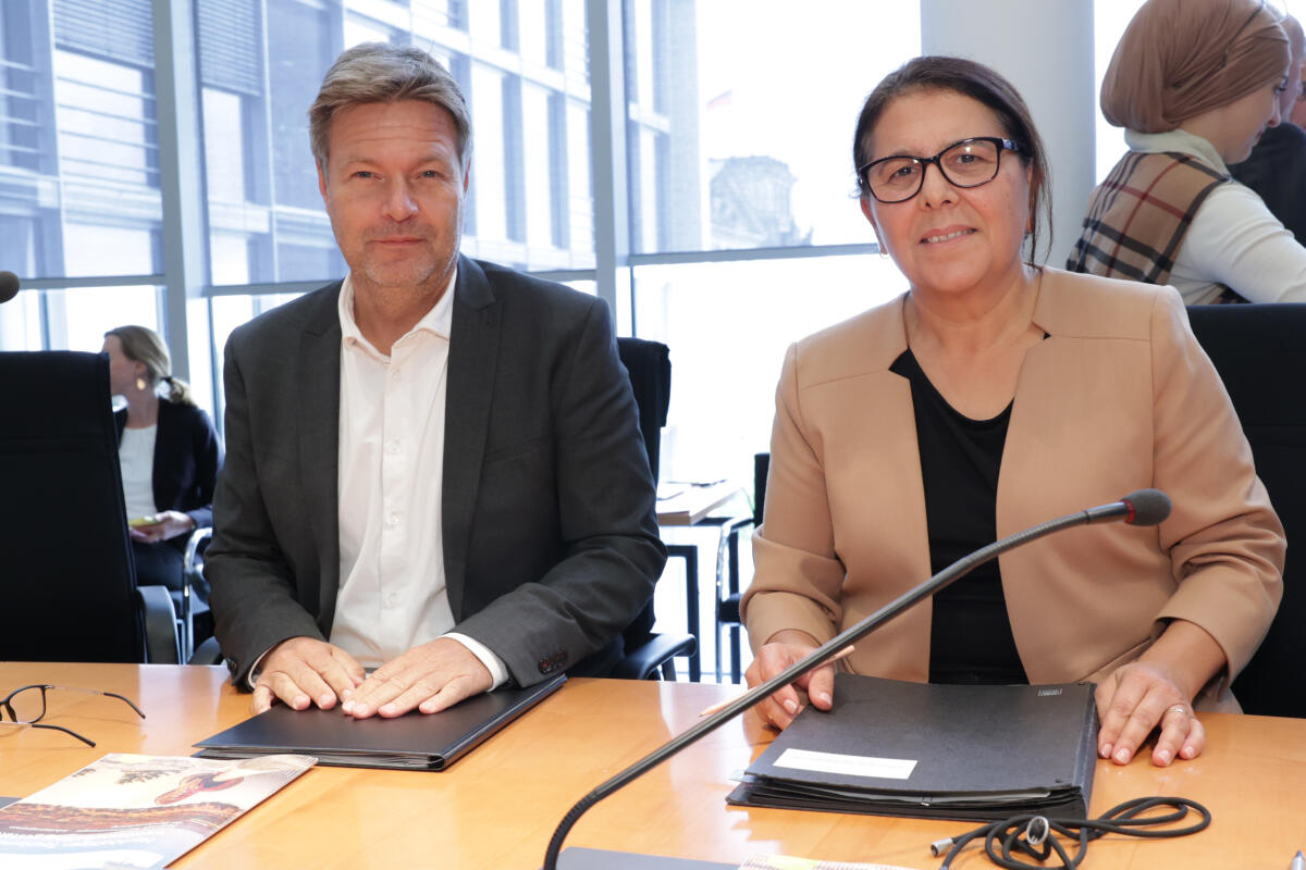 Bundesminister für Wirtschaft und Klimaschutz Dr. Robert Habeck (l), Bündnis 90/Die Grünen, MdB, zu Gast im Ausschuss für Klimaschutz und Energie unter Leitung der stellvertretenden Vorsitzenden Gülistan Yüksel (r), SPD, MdB. Habeck, Robert; Yüksel, Gülistan Bundesminister für Wirtschaft und Klimaschutz Dr. Robert Habeck (l), Bündnis 90/Die Grünen, MdB, zu Gast im Ausschuss für Klimaschutz und Energie unter Leitung der stellvertretenden Vorsitzenden Gülistan Yüksel (r), SPD, MdB.