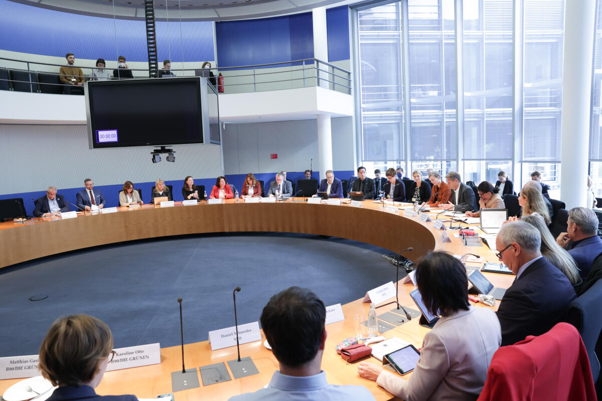 Bundesminister für Wirtschaft und Klimaschutz Dr. Robert Habeck, Bündnis 90/Die Grünen, MdB, zu Gast im Ausschuss für Klimaschutz und Energie. Blick in den Saal. Bundesminister für Wirtschaft und Klimaschutz Dr. Robert Habeck, Bündnis 90/Die Grünen, MdB, zu Gast im Ausschuss für Klimaschutz und Energie. Blick in den Saal.