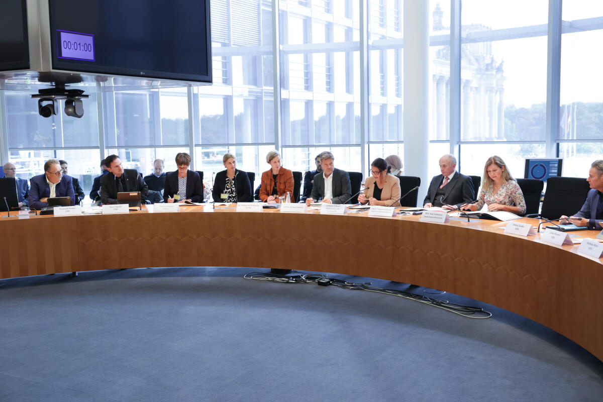 Bundesminister für Wirtschaft und Klimaschutz Dr. Robert Habeck, Bündnis 90/Die Grünen, MdB, zu Gast im Ausschuss für Klimaschutz und Energie. Blick in den Saal. Bundesminister für Wirtschaft und Klimaschutz Dr. Robert Habeck, Bündnis 90/Die Grünen, MdB, zu Gast im Ausschuss für Klimaschutz und Energie. Blick in den Saal.