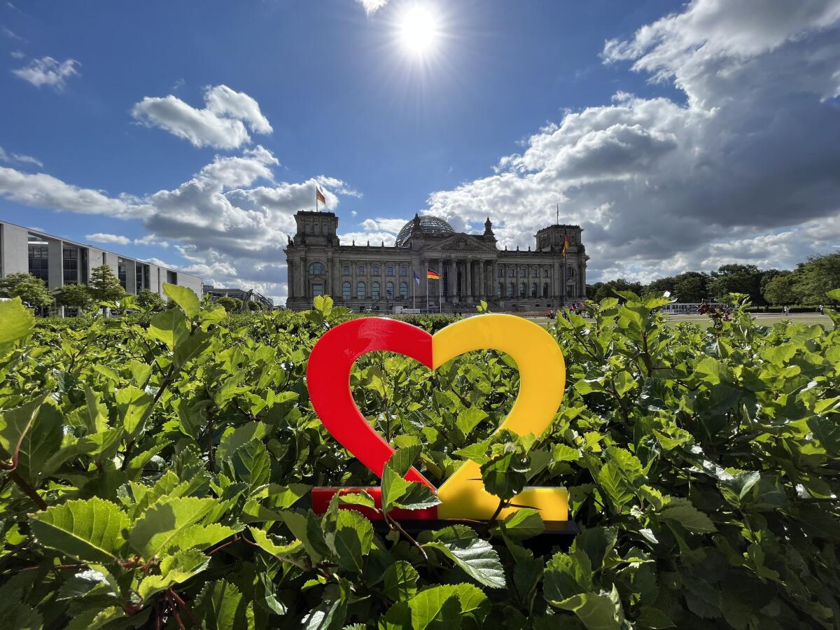  Das Symbol zum Tag der Deutschen Einheit auf der Wiese vor dem Reichstagsgebäude an einem strahlenden Sommertag.