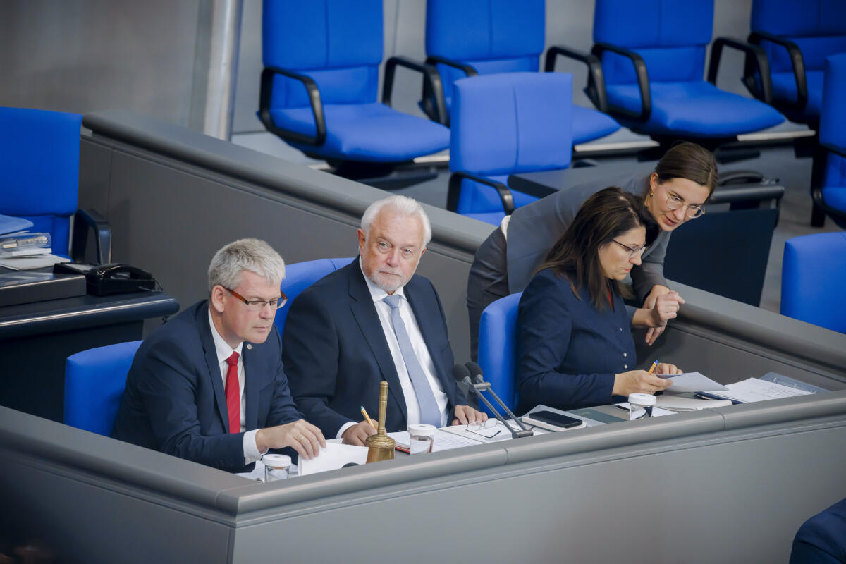 Kubicki, Wolfgang; Englhardt-Kopf, Martina; Kleebank, Helmut Bundestagsvizepräsident Wolfgang Kubicki, FDP, MdB, (Mitte), Schriftführerin Martina Englhardt-Kopf, CDU/CSU, MdB, (rechts), und Schriftführer Helmut Kleebank, SPD, MdB, (links), während der 54. Sitzung im Plenarsaal des Deutschen Bundestages.