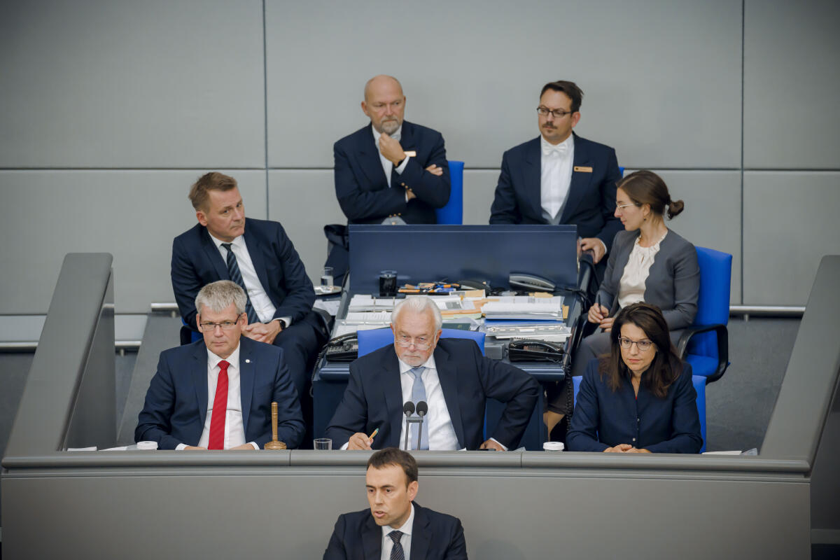 Kubicki, Wolfgang; Englhardt-Kopf, Martina; Kleebank, Helmut Bundestagsvizepräsident Wolfgang Kubicki, FDP, MdB, (Mitte), Schriftführerin Martina Englhardt-Kopf, CDU/CSU, MdB, (rechts), und Schriftführer Helmut Kleebank, SPD, MdB, (links), während der 54. Sitzung im Plenarsaal des Deutschen Bundestages.