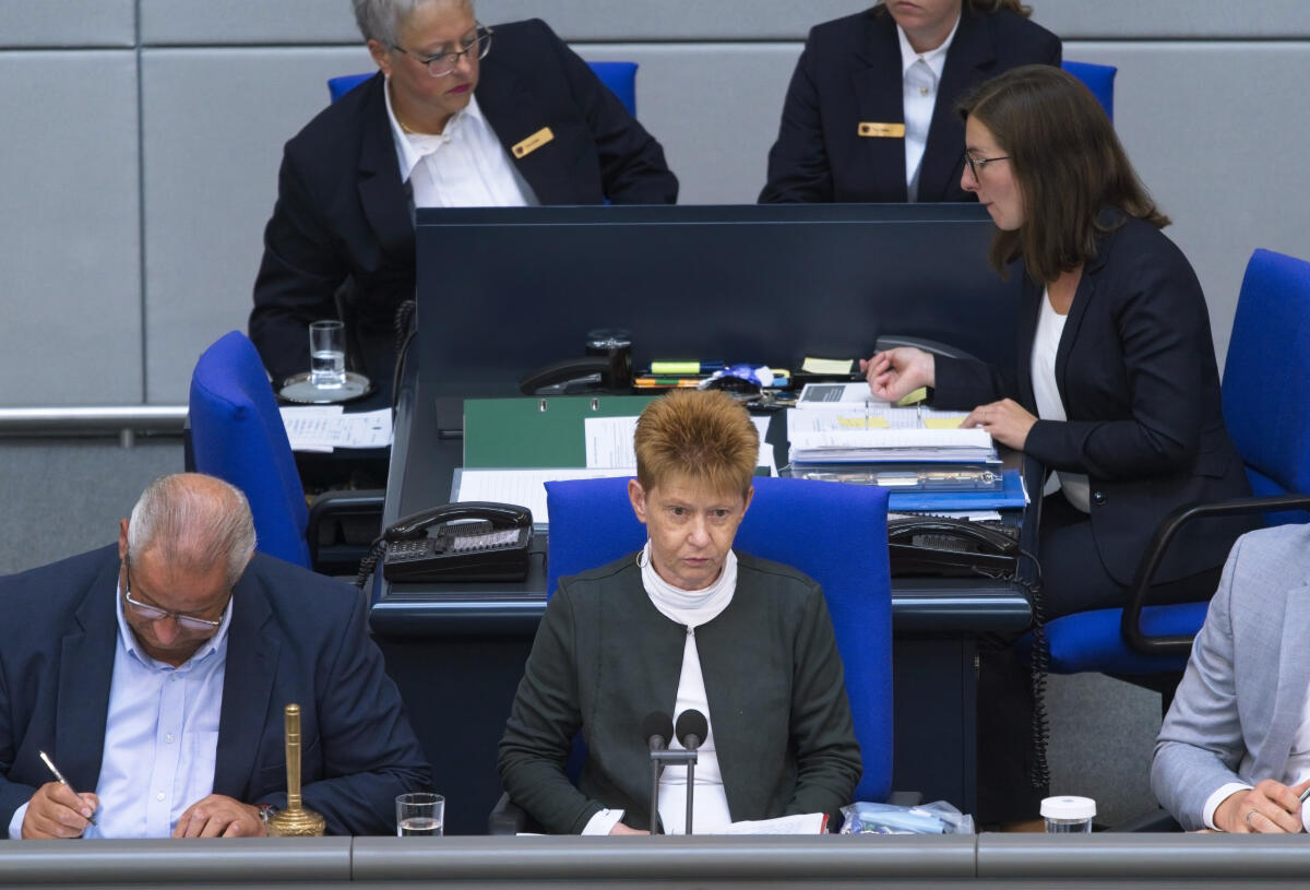 Bundestagsvizepräsidentin Petra Pau, DIE LINKE, MdB, (Mitte), sowie Schriftführer Mike Moncsek, AfD, MdB, (links), während der 50. Sitzung des Deutschen Bundestages. Pau, Petra; Moncsek, Mike Bundestagsvizepräsidentin Petra Pau, DIE LINKE, MdB, (Mitte), sowie Schriftführer Mike Moncsek, AfD, MdB, (links), während der 50. Sitzung des Deutschen Bundestages.